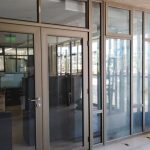 Puertas y ventana de Aluminio color Titanio